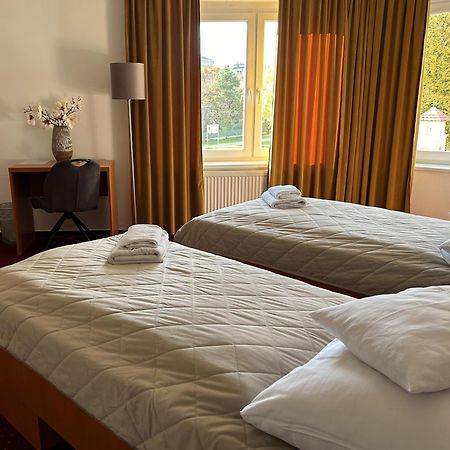 Hotel Evan U Hoffera Топольчани Экстерьер фото