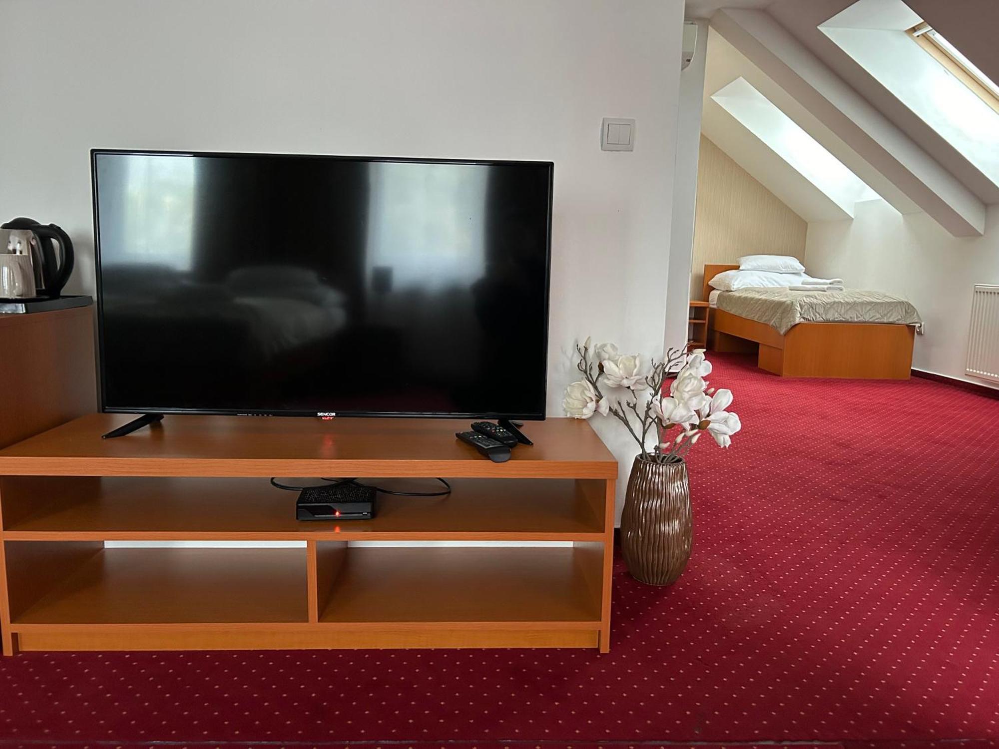 Hotel Evan U Hoffera Топольчани Экстерьер фото