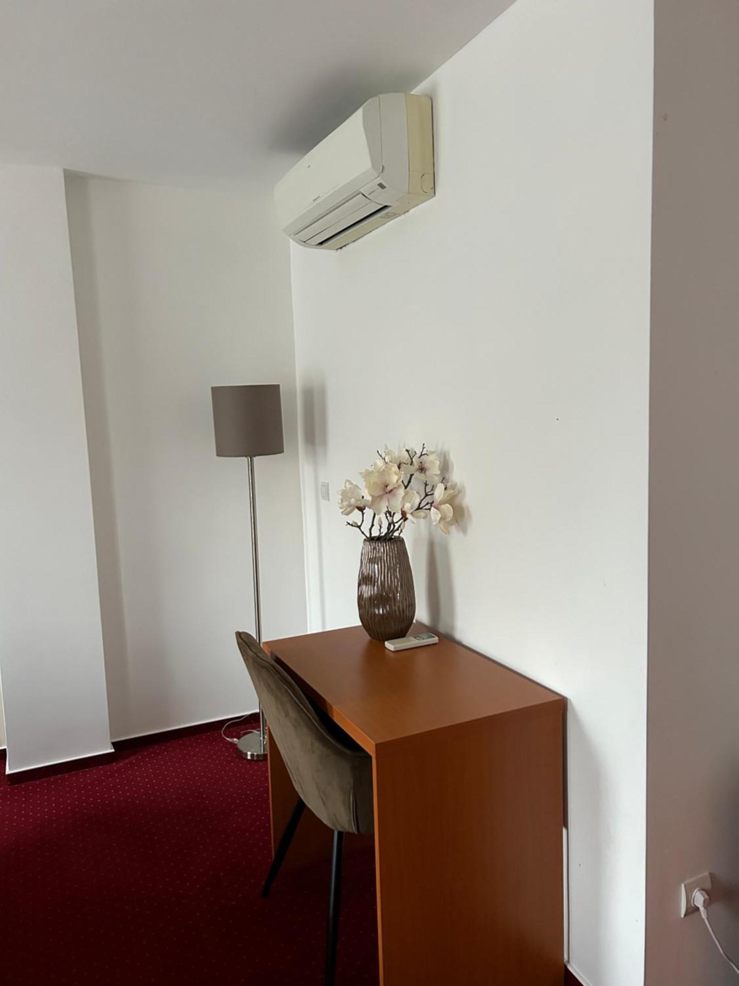 Hotel Evan U Hoffera Топольчани Экстерьер фото