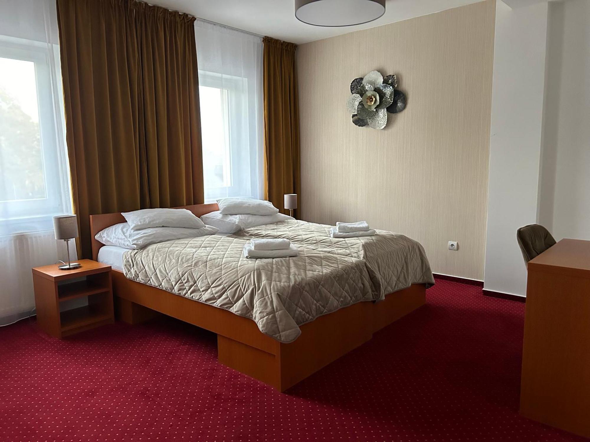 Hotel Evan U Hoffera Топольчани Экстерьер фото