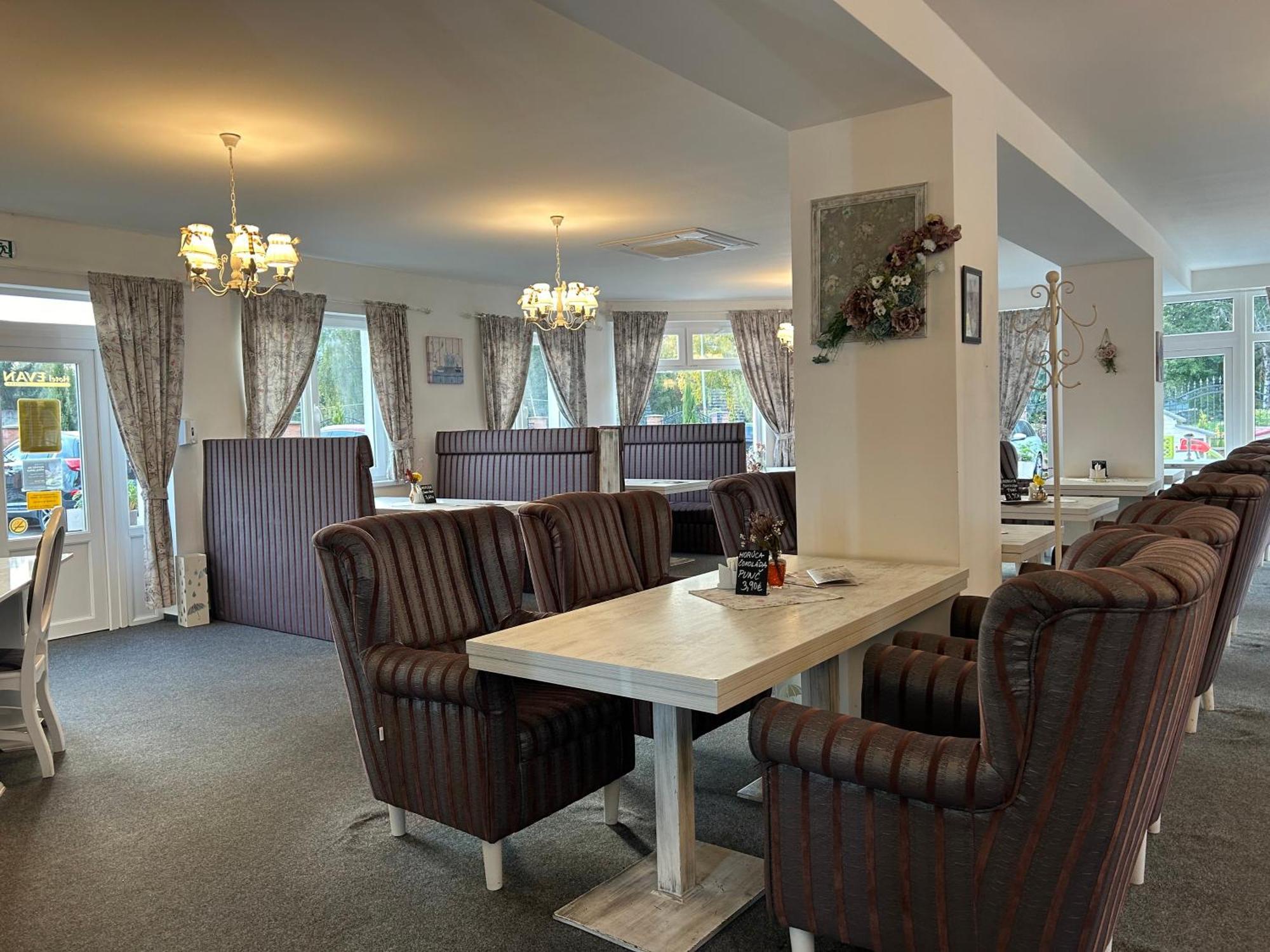 Hotel Evan U Hoffera Топольчани Экстерьер фото
