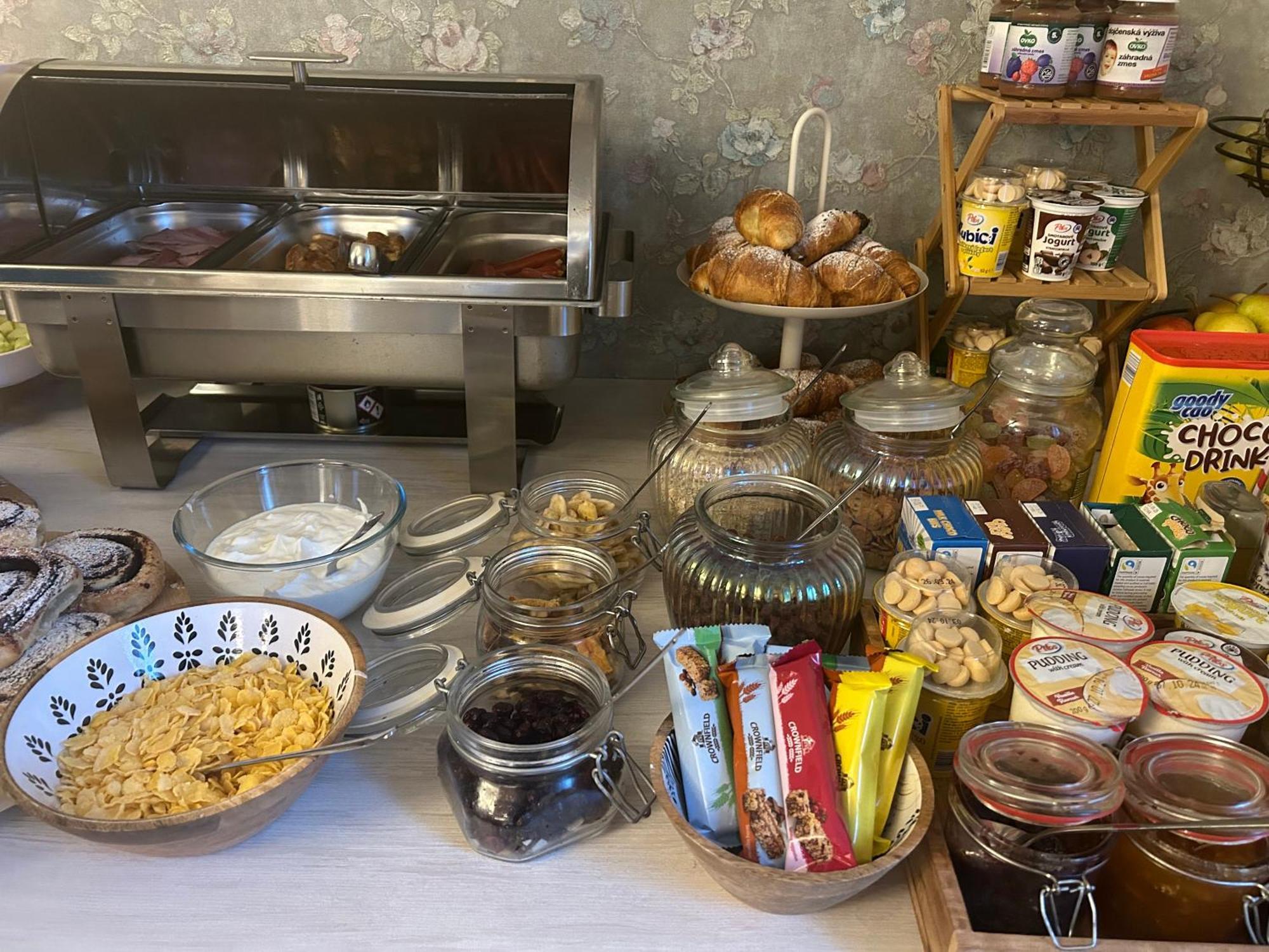 Hotel Evan U Hoffera Топольчани Экстерьер фото