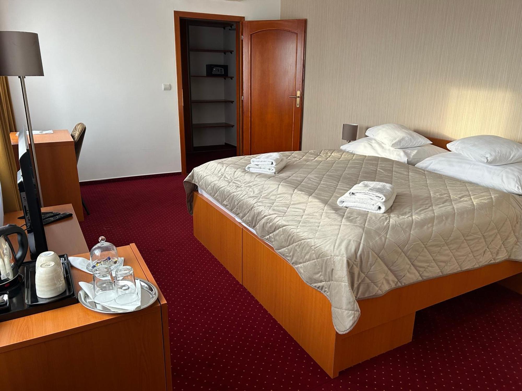 Hotel Evan U Hoffera Топольчани Экстерьер фото
