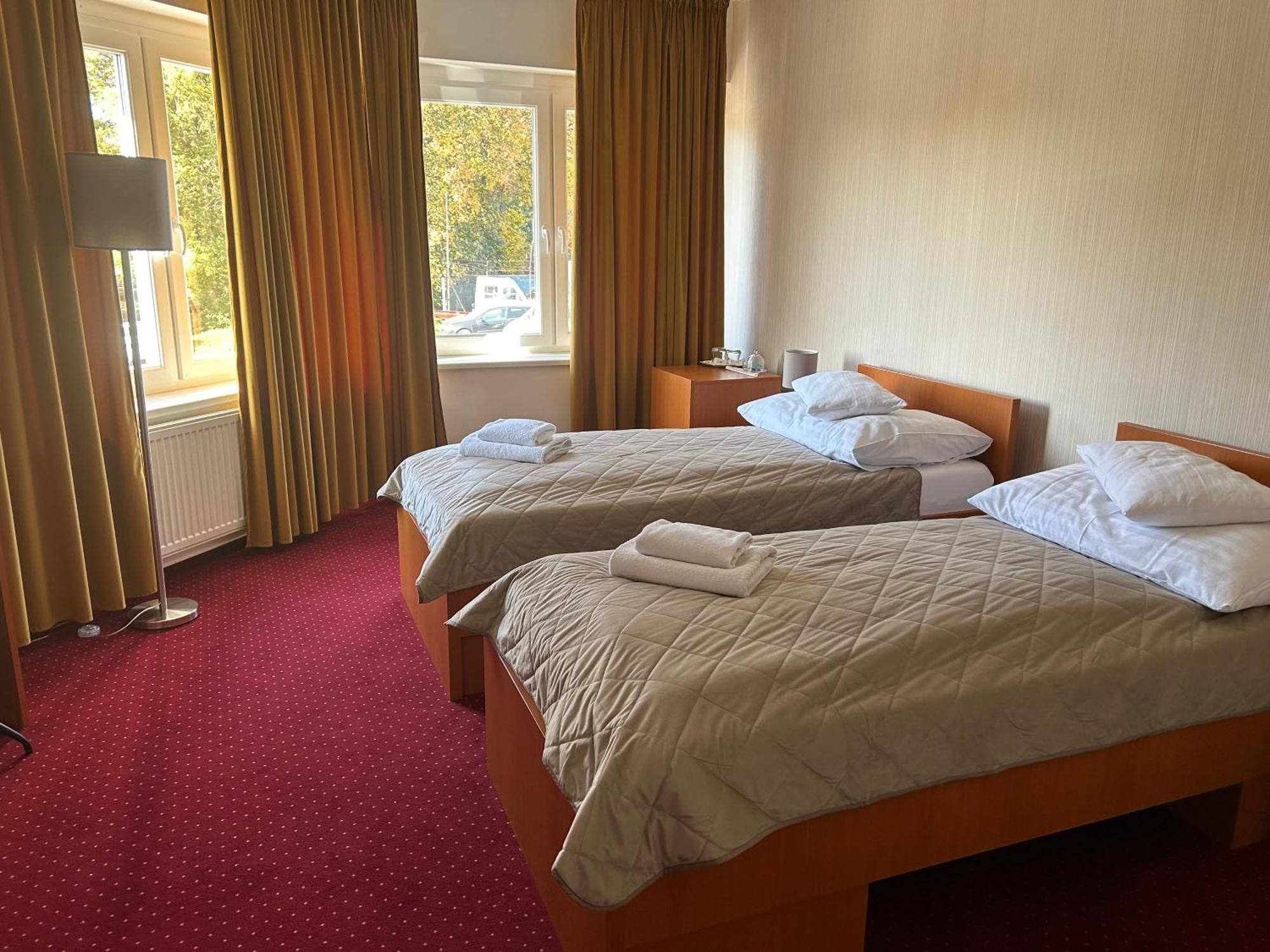 Hotel Evan U Hoffera Топольчани Экстерьер фото