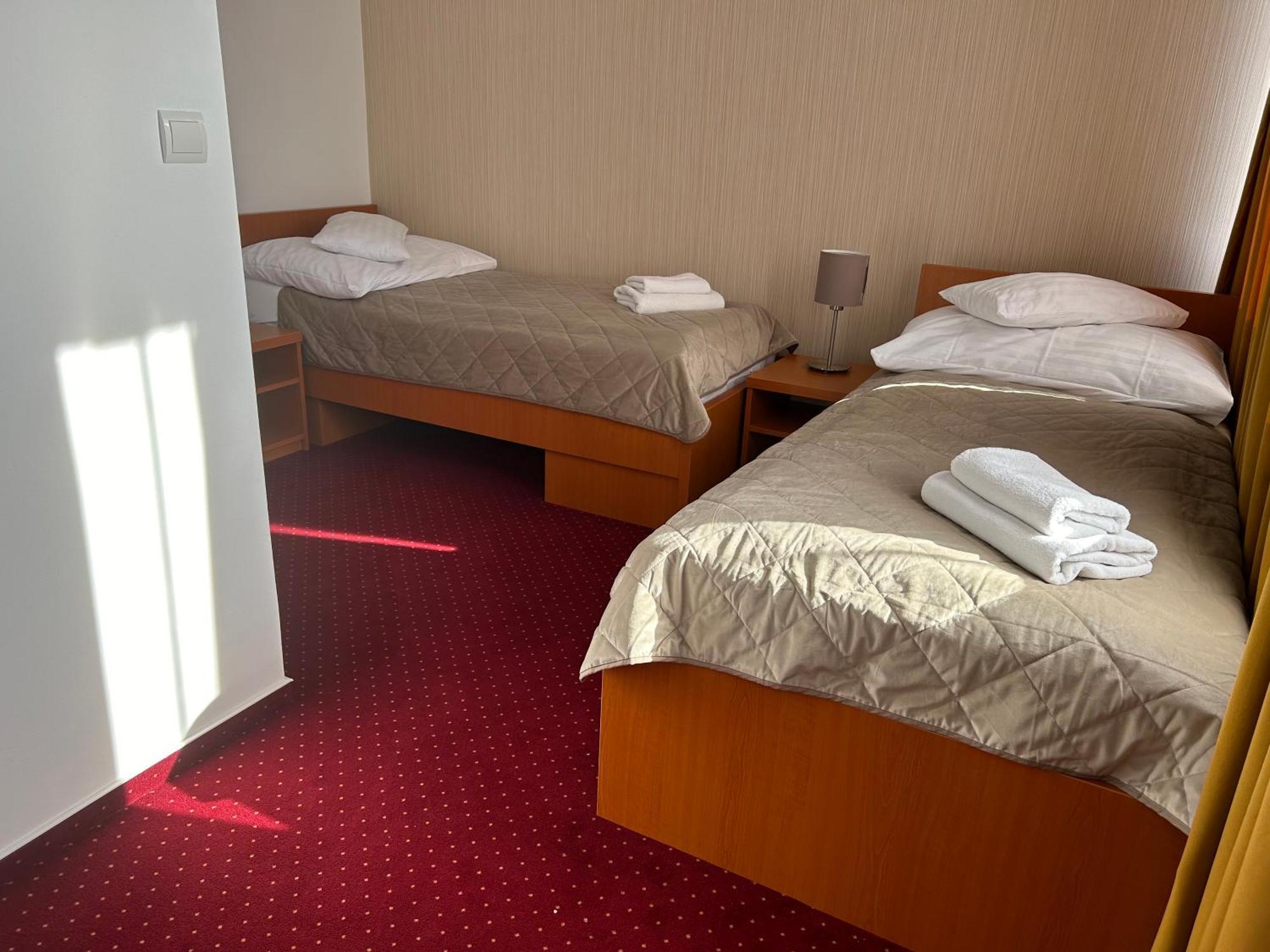 Hotel Evan U Hoffera Топольчани Экстерьер фото