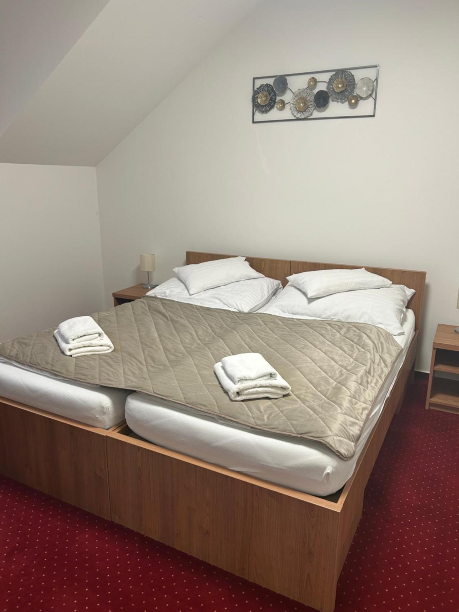 Hotel Evan U Hoffera Топольчани Экстерьер фото