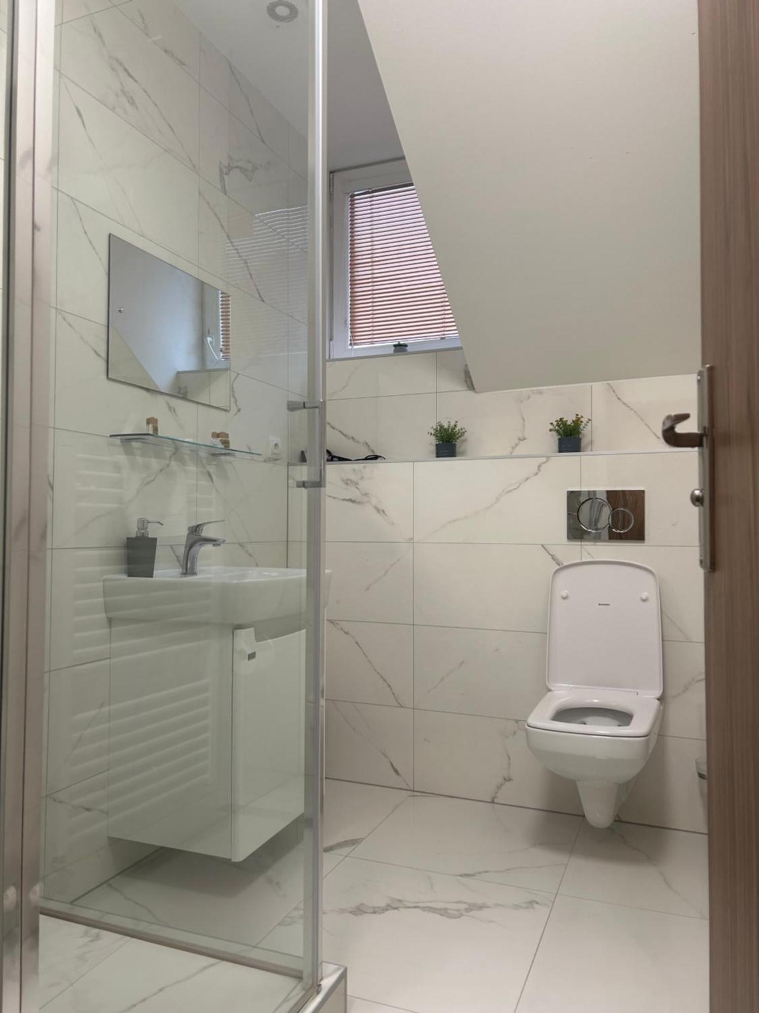 Hotel Evan U Hoffera Топольчани Экстерьер фото