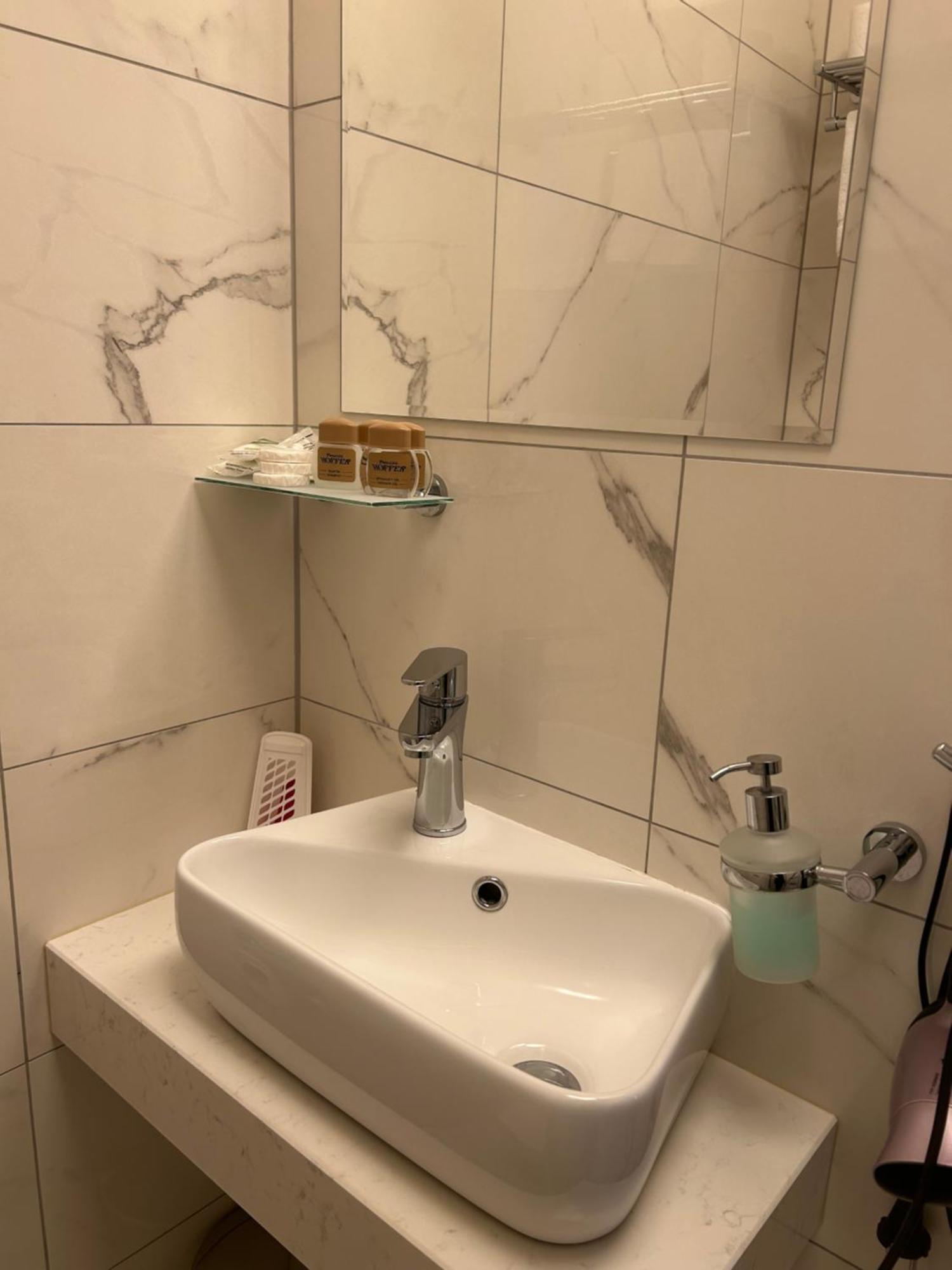 Hotel Evan U Hoffera Топольчани Экстерьер фото