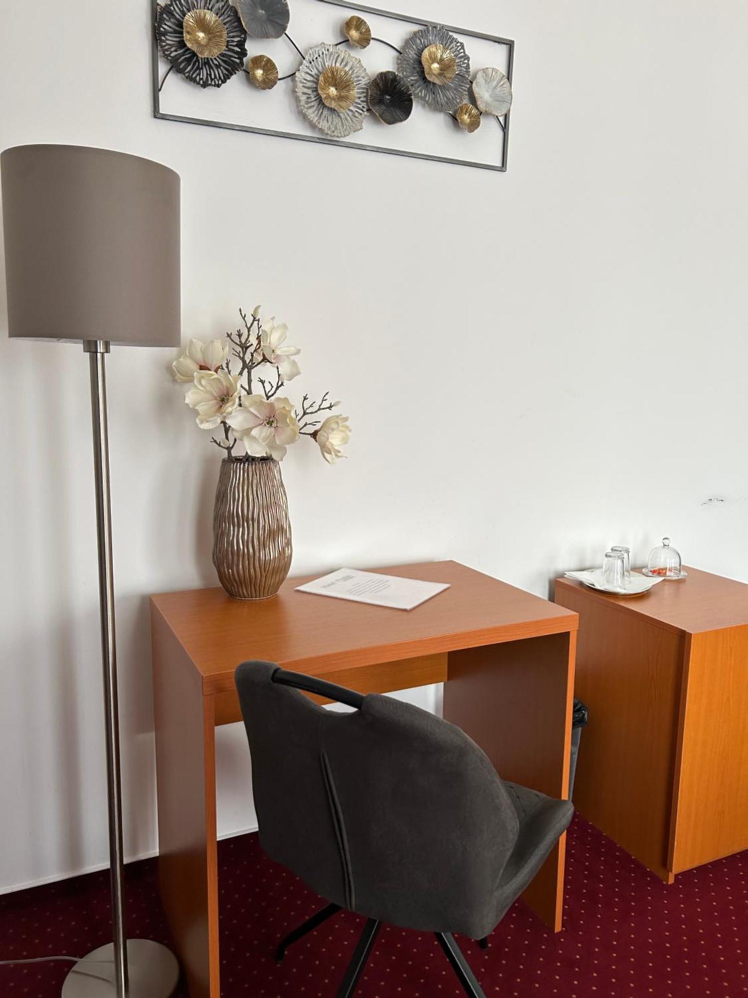 Hotel Evan U Hoffera Топольчани Экстерьер фото