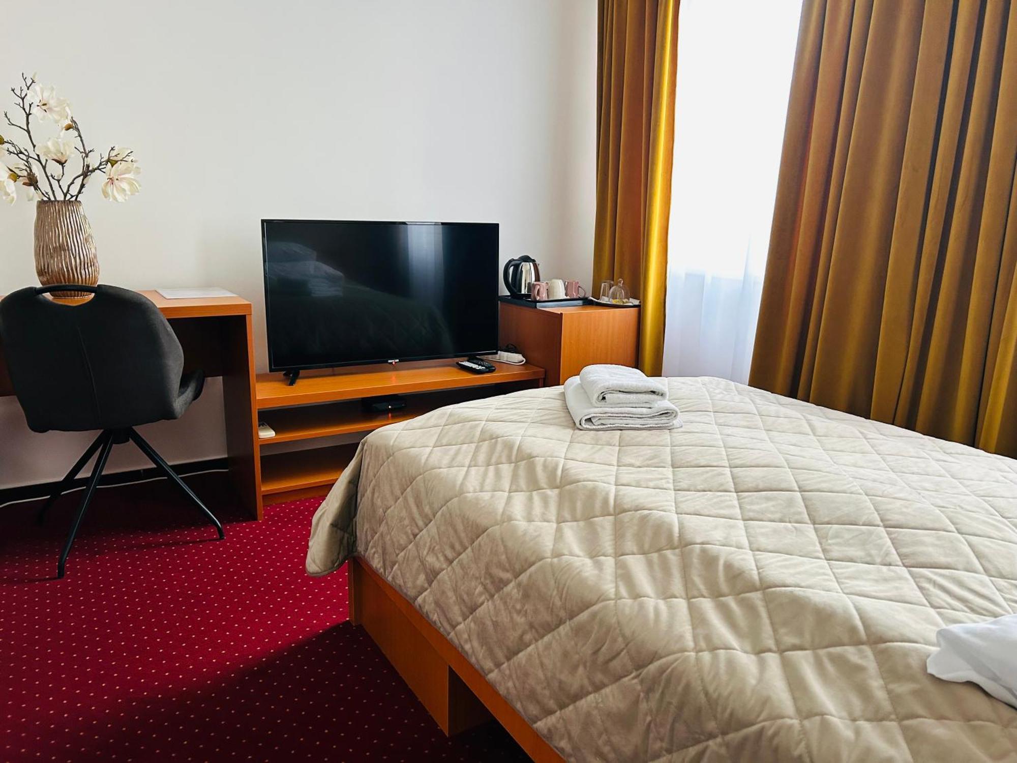 Hotel Evan U Hoffera Топольчани Экстерьер фото