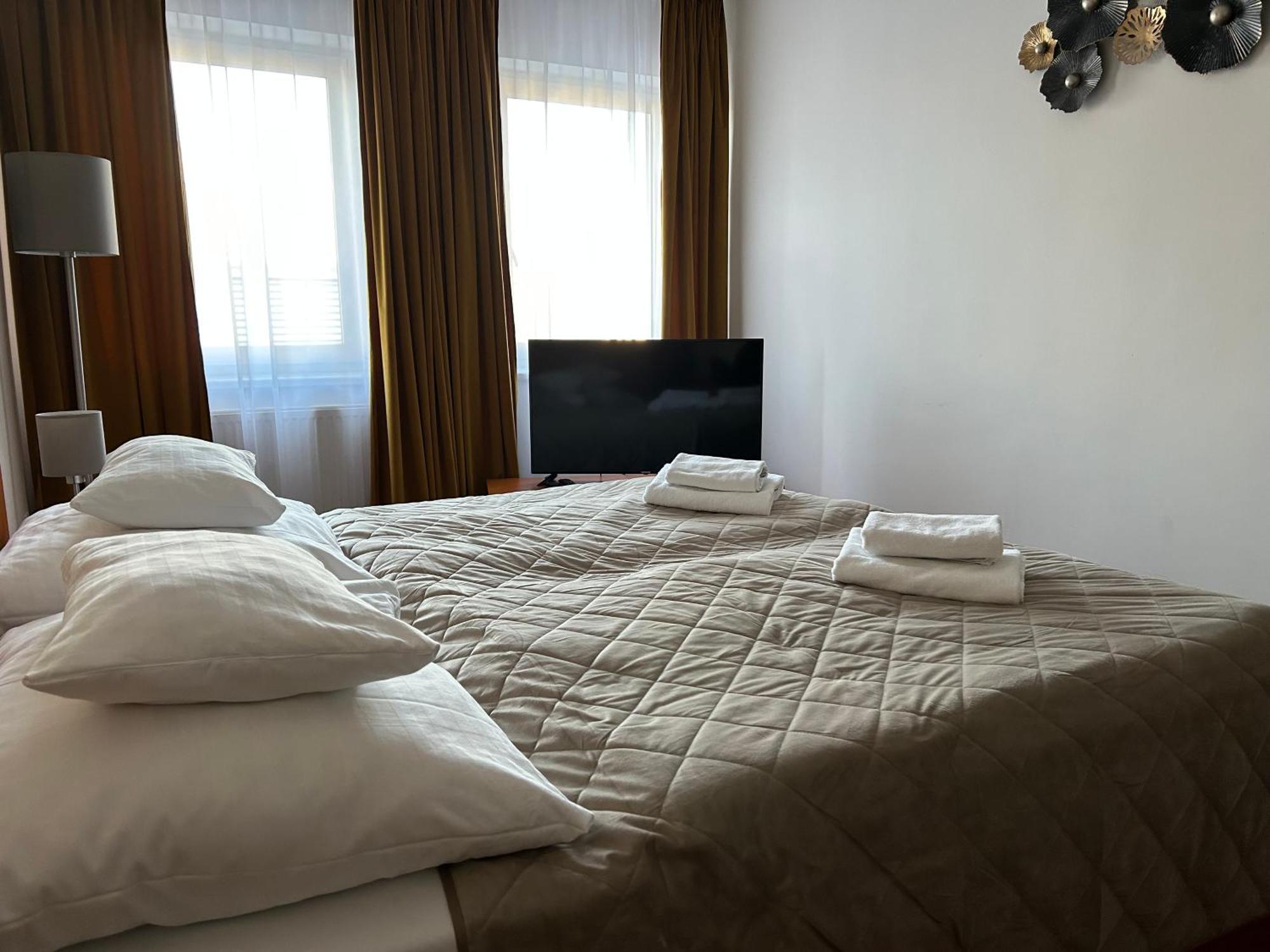 Hotel Evan U Hoffera Топольчани Экстерьер фото