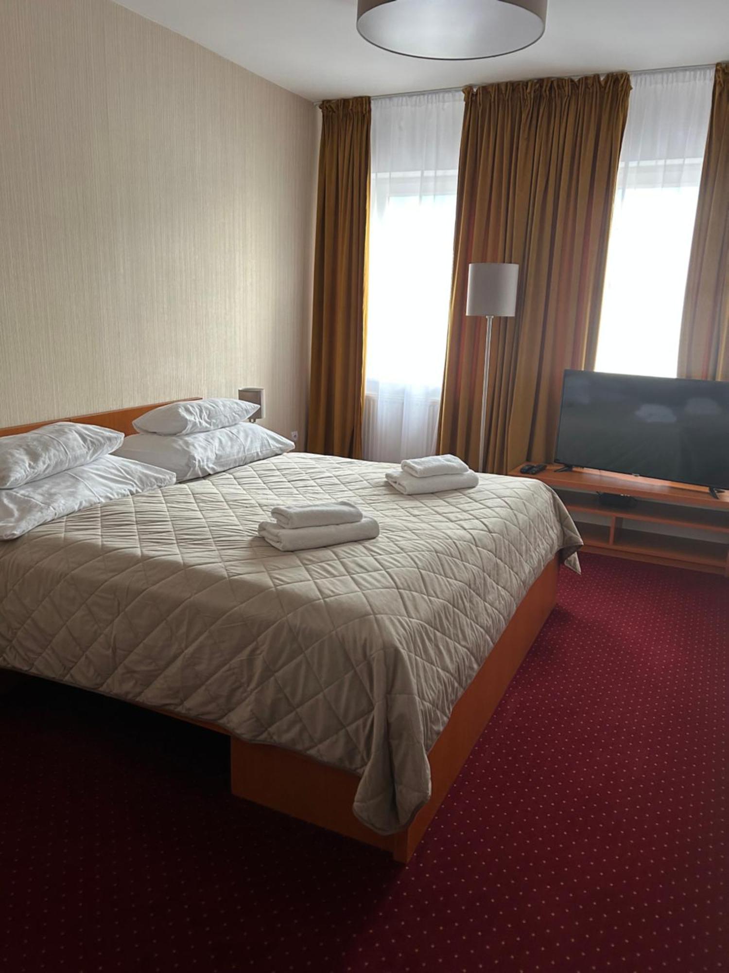 Hotel Evan U Hoffera Топольчани Экстерьер фото